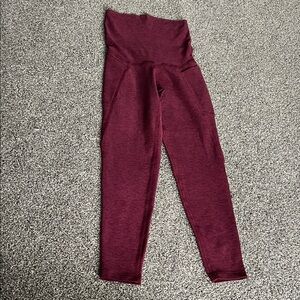 BNWOT Beyond Yoga Beyond the Bump Maternity Cropped Leggings in maroon size XS!